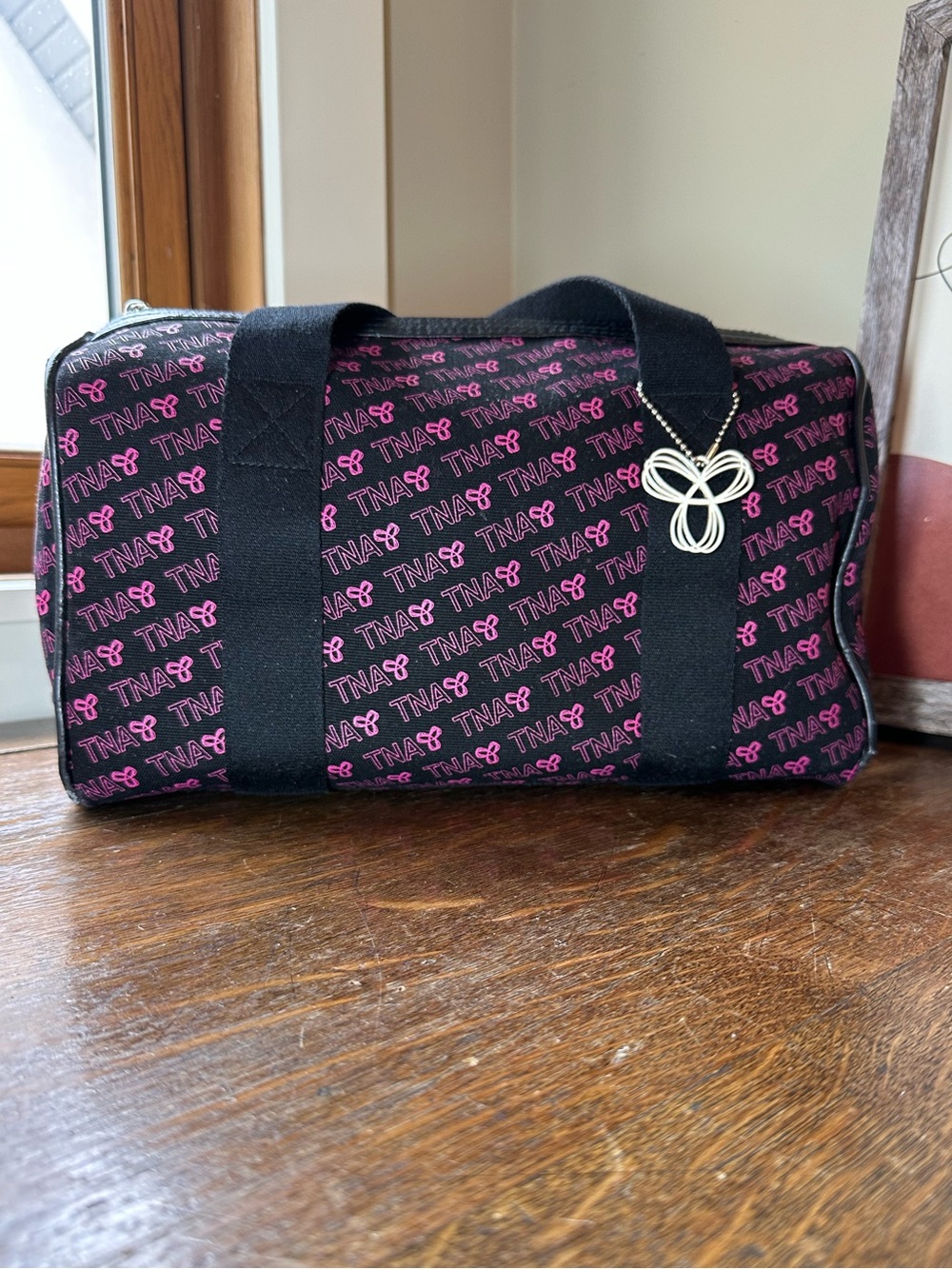 TNA Aritzia Black And Pink Canvas Sports Tote Bowler Bag With Hangtag - Picture 12 of 13